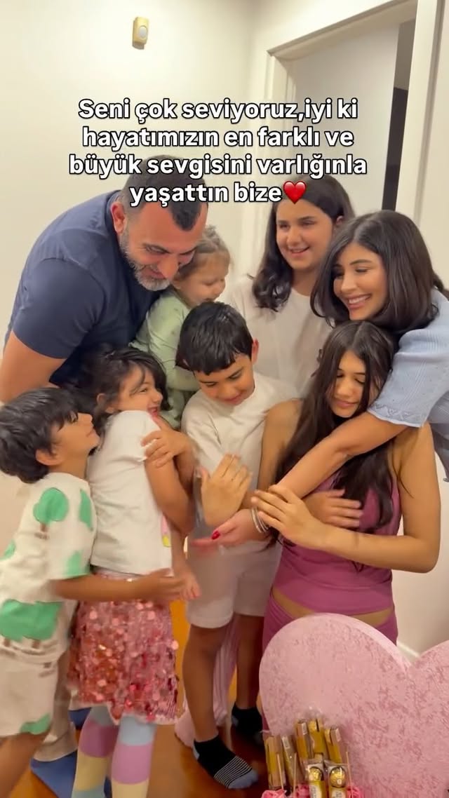 Canımın ilk parçası…Seninle büyüdüm ben♥️İlk kez anne olmayı seninle öğrendim,ilk korkularımı,ilk heyecanlarımı,ilk tarifsiz sevgiyi seninle öğrendim😌Kardeşlerine olan sevgin,olgunluğun,kalbin…Gurur duyuyorum 💐 iyi ki bizi seçmişsin aile olarak… by @ozden.ozdogan