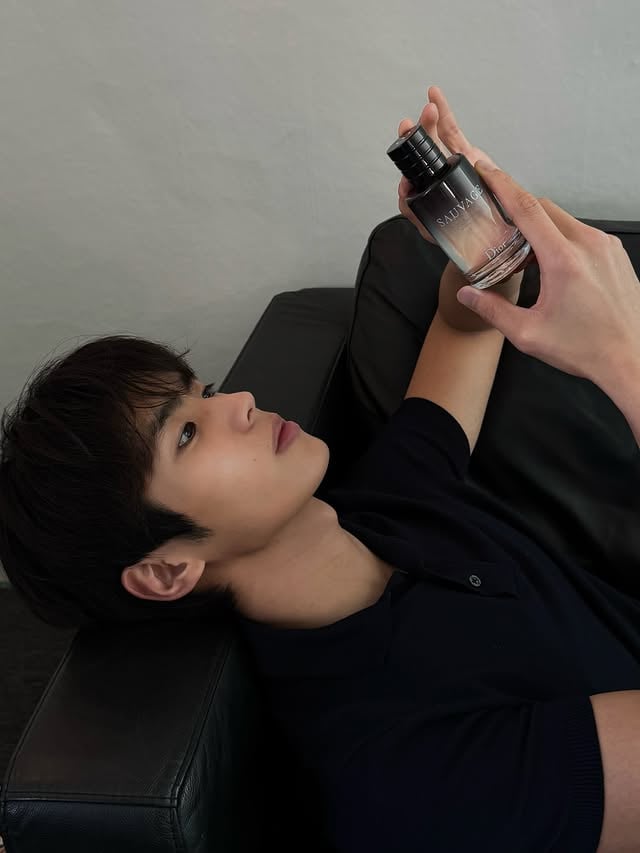 #광고 @DiorBeauty 대표적인 맨즈 퍼퓸으로 뽑히는 디올 소바쥬깊고 세련된 소바쥬만의 향으로 나의 무드를 정착 시키기 좋은 아이템이라고 생각해요다가오는 성년의 날을 맞아 축하하는 마음을 소바쥬 오 드 뚜왈렛으로 전하는건 어떨까요?애프터 쉐이브 제품으로 예민해진 피부에 진정과 보습, 향까지디올 뷰티 온라인 부티크 또는 백화점에서 만나볼 수 있습니다#디올뷰티 #디올향수 #디올소바쥬 #디올소바쥬뚜왈렛 by @w00_tae