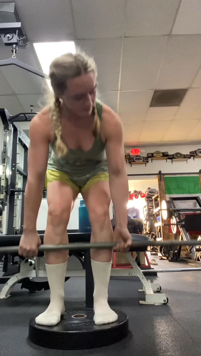 I’ve been slowly building back up to heavy squats and deadlifts for the last month or so . I enjoy lifting and it’s really good for keeping old lady knees strong( like my acl surgery one) so besides mma/ boxing/bkfc skill work and sparring I do 2 conditioning sessions a week, running or hiking every single day with my pups, and I lift 2 times a week . It’s a good schedule 💪🙂 by @aspenladd