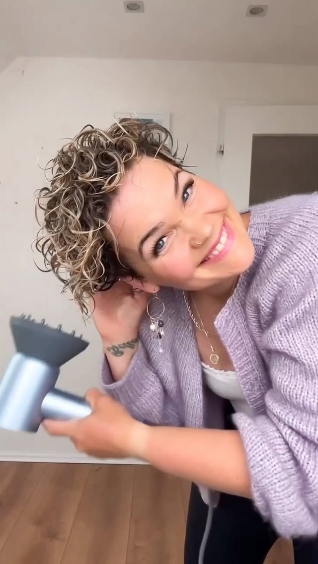 My short hair curly routine ✨ I used the Bali Curls products for this routine — but honestly, I already used a very similar method years ago before Bali Curls even existed 🤍That’s why I always say:Technique matters more than products.The old curly routine video is still on my YouTube channel and I also linked my current Bali Curls routine + products on my blog for everyone who asked 🌿Short hair + curls can absolutely work together ✨https://salirasa.com/tutorials/#curlygirlmethod #shortcurlyhair #pixiecut #curlyhairroutine #shorthair curlyhair wavyhair hairtutorial by @salirasa