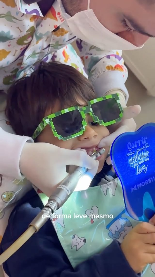 Que criança conta os minutos pra ir no dentista?! 👀🤍 E sim… ele AMA ir no dentista. @ariaodontologia Hoje teve limpeza e evidenciador de placa — que mostra nos dentinhos onde a escovação não foi feita direitinho. Com o @dr.lucasleonardo (super cuidado e querido com os pequenos) aqui em Joinville. E eu acho isso genial pras crianças, porque elas conseguem VISUALIZAR e aprender de um jeito leve e divertido ✨Aqui em casa tento fazer o cuidado com os dentes ser algo natural desde pequeno… sem medo, sem trauma e sem associar dentista só com problema 🫶🏼 e deu super certo! by @danibonelli