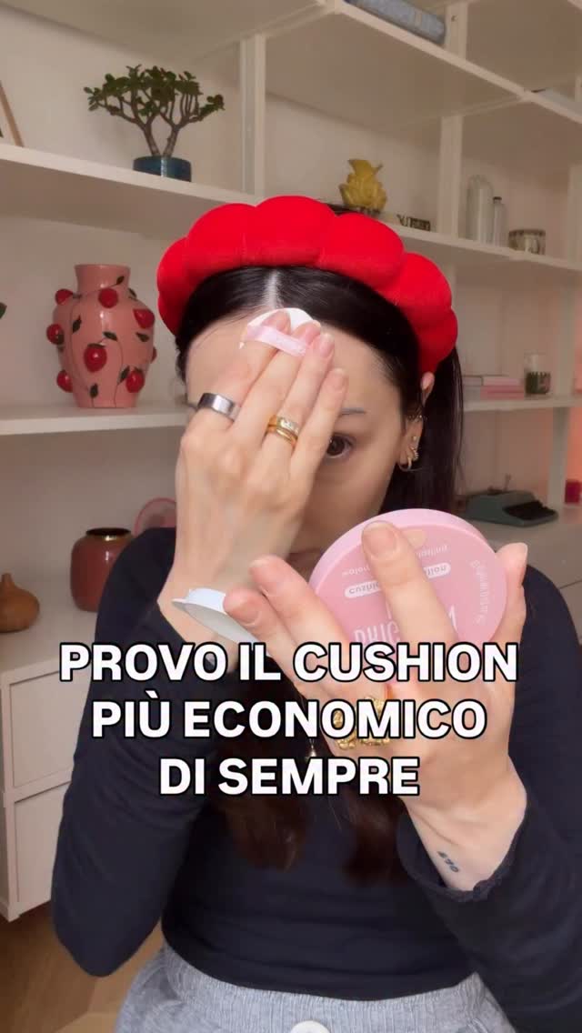 ho comprato il nuovo cushion di @essence_cosmetics per un prezzo di circa 6€riuscirà ad essere all’altezza di altri più costosi?👉🏼 sto usando la colorazione Porcelaine#cushion #skincare #essence #skincareroutine #glow by @misstrawberryfields