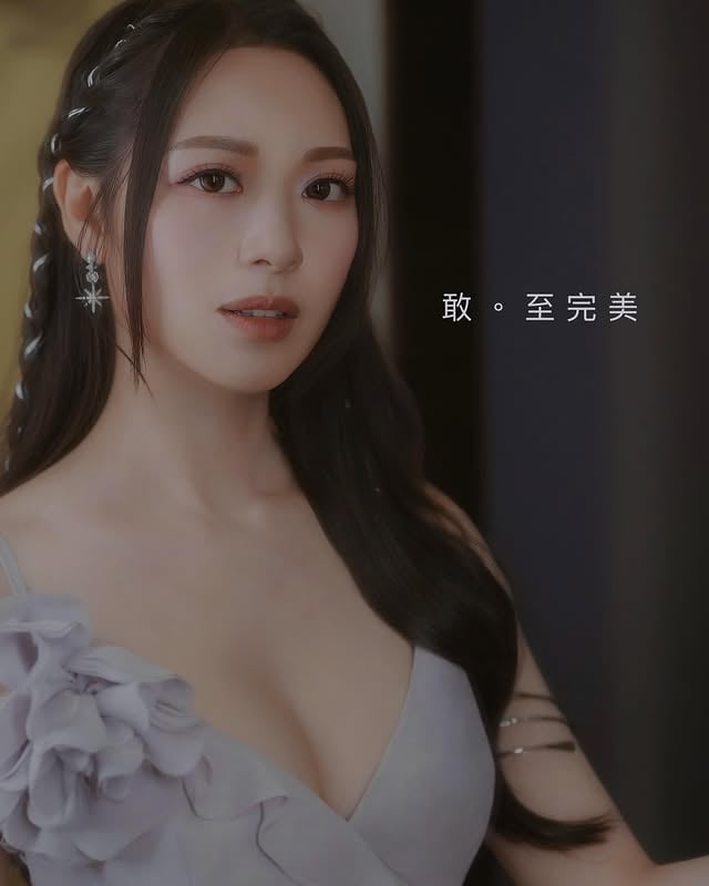 人生有幾多個10年？回想2016年，我鼓起勇氣參加香港小姐競選這一決定開啟了我人生中至今最精彩的十年✨在香港小姐的舞台上，我不僅為人生增添了不少機遇，也吸取了豐富的經驗。有幸參與劇集演出、擔任主持，以及嘗試各種工作，接觸無數新事物，令我的人生變得更加豐富且廣闊。如果能回到十年前，我依然會毫不猶豫地參加，甚至希望自己能更早行動報名參選💪🏻今年競選的主題是「敢。至完美」正是因為那份勇氣，才讓我一步步向著更完美的自己邁進。 現在距離2026香港小姐競選報名截止僅剩最後10日⏳（5月25日截止）Girls，只要你敢邁出第一步，就能展開屬於你的精彩旅程快點來報名吧👑#MissHongKongPageant2026 Makeup : @kayowang Hair : @jayxhair @hola.hair.pets Stylist : @mildredlo Dress : @loversfriendsla Jewelry : @apmmonaco Photographer : @raymond.a7c by @crystalfyy