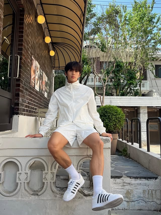 #광고 @kswiss_korea 햇살 좋고 점차 가볍게 입고 싶어지는 날씨인데요케이스위스 성수에서 seoul edition 셋업과 NEW CLASSIC 66 스니커즈를 만나봤습니다깔끔한 화이트 셋업에 스니커즈 5stripe 디테일편하게 입어도 자연스럽게 무드가 살아나는 아이템이라 트레이닝 웨어로 일상적 웨어로도 활용 가능한 아이템들이었어요NEW CLASSIC 66은1966년 세계 최초 올가죽 프로 테니스화에서 영감을 받은 모델답게 클래식한 분위기와 데일리한 착화감을 지니고 있습니다브랜드 60주년과 리브랜딩을 기념해 오픈한 국내 첫 플래그십 스토어, 케이스위스 성수캘리포니아 무드가 느껴지는 공간과 함께서울에서만 만날 수 있는 익스클루시브 제품들도 직접 볼 수 있으니까요5/15부터 3일간 성수 매장에서가챠머신, 타이머 미니게임, 포토부스 등 다양한 이벤트들을 만나보세요!#케이스위스 #KSWISS #성수동 셋업 by @w00_tae
