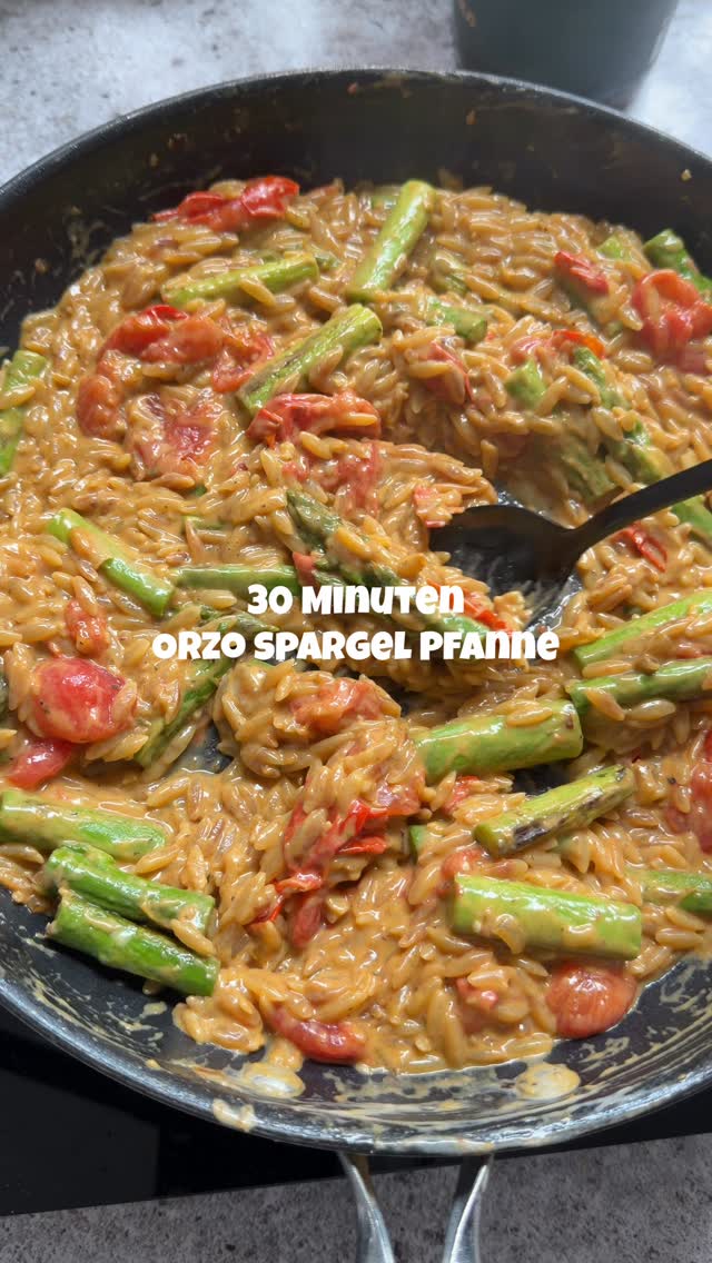 Feierabend Orzo Spargel Pfanne 😋 Pt. 9 von Spargel-licious 💚 Perfekt wenn ihr euch am Abend (mal wieder) fragt: Was koche ich heute? und eigentlich keine Lust darauf habt 😒🫠 Da alles in einer Pfanne zubereitet wird, spart ihr euch sogar ne Menge Abwasch 🧼REZEPT:Öl zum Braten200 g grüner Spargelgrobes Meersalz1 EL Vegane Butter1 Schalotte2 Knoblauchzehen180 g kleine Tomaten150 g Orzo150 ml Weißwein (oder Brühe)200 ml Gemüsebrühe150 ml vegane KochsahneSalz, Pfeffer, Paprikapulver, italienische KräuterSpritzer Zitronensaft4 EL Hefeflocken1. Öl in der Pfanne erhitzen. Enden vom Spargel entfernen und in der Pfanne einige Minuten gar braten. Mit Salz abschmecken. Aus der Pfanne nehmen und beiseite legen.2. Butter in der selben Pfanne schmelzen. Schalotten und gepressten Knoblauch bei niedriger Hitze andünsten. Halbierte Tomaten dazu und kurz mitraten. Orzo hinzugeben und unter rühren 3-4 Minuten anrösten.3. Mit Weißwein ablöschen. Dann die Brühe dazugießen und ca. 10 Minuten köcheln lassen. Zwischendurch immer wieder umrühren und bei Bedarf mehr Wasser/ Brühe hinzugeben.4. Sobald die Nudeln gar sind, Sahne, Gewürze und Hefeflocken einrühren. 5. Spargel in mundgerechnet Stücke schneiden und mit in die Pfanne geben. Guten Appetit :)#spargelpasta #nudelrezepte #spargel #spargelrezepte #spargelsaison by @byanjushka