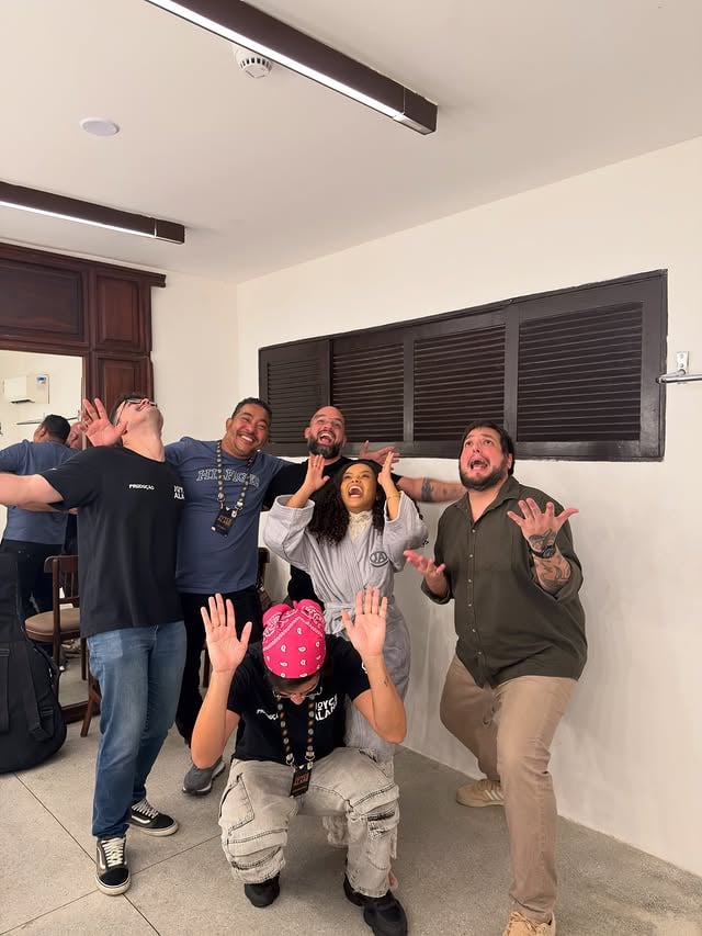 Uma turnê entregue depois de semanas que foram bem menos cansativas do que eu esperava, porque tinham essas pessoas comigo. Foi uma delícia conhecer tanta gente, viajar pra todo canto, jogar conexo nos bastidores, acompanhar os vlogs de Moneta e ver a gente aprender tanta coisa um com o outro. Acabou? JAMAIS 🗣️ porque quinta feira tem lançamento do single duplo “Quarto Coração”, dando abertura à nova temporada de shows da minha época favorita que é o São João ♥️ Dia 6 é o primeiro show na Concha UFPE, depois a gente só acompanha o restante. Quem eu encontro? Pré Save já disponível 💖