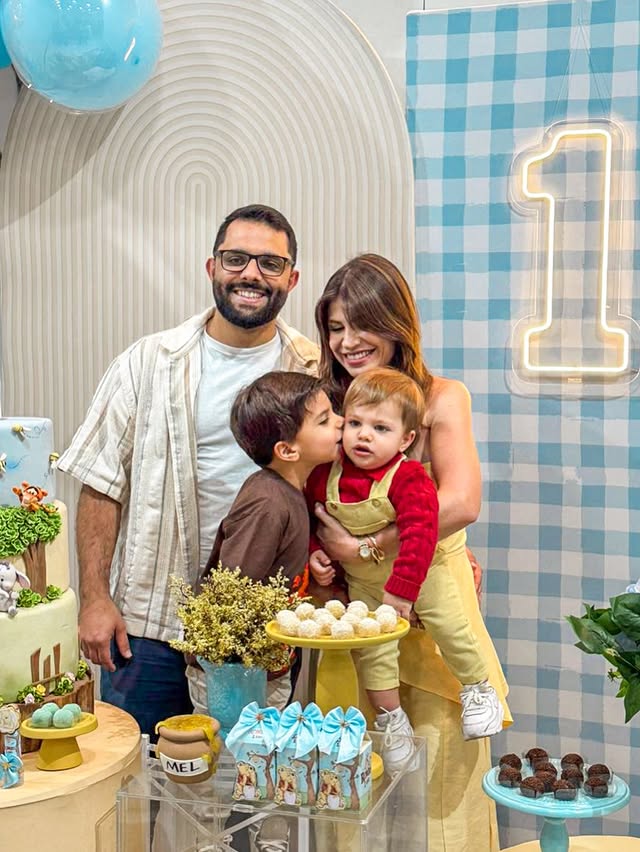 Comemorando um aninho do Romeo atrasado com os primos e amiguinhos 🍯🐝 um ano de amor multiplicado, risadas, descobertas e muita bagunça gostosa em dose dupla. Você chegou trazendo ainda mais leveza pra nossa família… e transformou tudo ao seu redor com esse jeitinho doce e sorridente! Ser sua mãe é um presente.Feliz 1 aninho, meu amor! ✨🧸 by @danibonelli