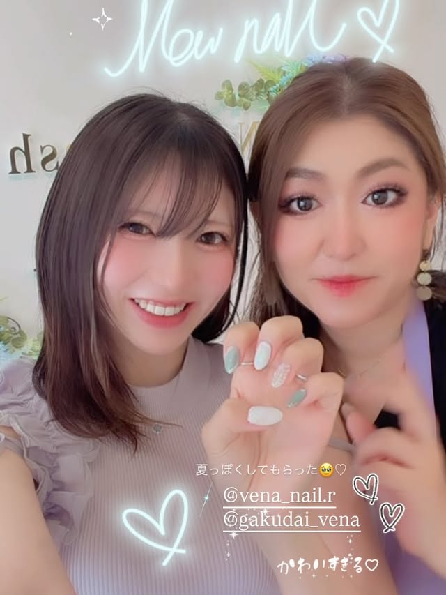削らないからノーダメージで長持ちする🤭可愛すぎる爪を隠すの勿体ないから 既にサンダルデビューしました笑🤣海みたいで可愛い色🧊🫧‪運転しすぎて日焼けが気になる手もネイルすると可愛くなるんだ〜(笑)私の知り合いやフォロワーさんは2000円OFF＆更に10%OFFしてくれるって！#ネイル #学芸大学 #nail #ハンドネイル by @yurina_era999