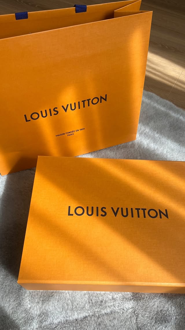 Acompáñame a abrir mi regalo del día de las madres 😊🫶🏽Espero que la hayan pasado súper lindo :) y me cuentan si les gustó el bolsito 🤓🫶🏽 Un abrazo grande chicas bellas ☺️🤍 #bolsolouisvuitton #unboxinglouisvuitton #bolsosycarteras #maggiemayperu #latinaeneuropa by @maggiemayoficial
