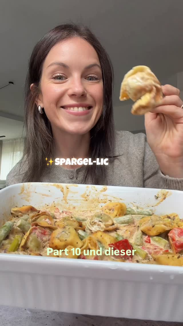 Spargel Frischkäse Tortellini 😋 Pt. 10 von Spargel-licious 💚 Ich liebe diese Frischkäse Ofen Variationen. Nicht nur, weil es so easy ist. Es schmeckt auch einfach immer so so gut. Statt Pasta habe ich dieses Mal vegane Tortellini mit Spinatfüllung genommen. 😋REZEPT:140 g veganer Frischkäse (mit Kräutern)200 g grüner Spargel200 g kleine Tomaten1 Packung vegane TortelliniOlivenölGewürze: Salz, Pfeffer, Oregano, Paprika1/2 - 1 Kelle Wasser1. Ofen auf 200°C Ober- Unterhitze vorheizen. Gemüse klein schneiden2. Frischkäse mittig in die Auflaufform geben. Spargel, Tomaten und Tortellini rundherum verteilen. Öl und Gewürze darüber geben. Die Tortellini ggf. mit Öl bepinseln.3. Etwa 25 Minuten im Ofen backen.4. Die Auflaufform wieder auf dem Ofen nehmen. Wasser hinzugeben, gut vermengen und schmecken lassen :) #frischkäsepasta #tortellini #spargelauflauf #spargelrezepte #spargelsaison by @byanjushka