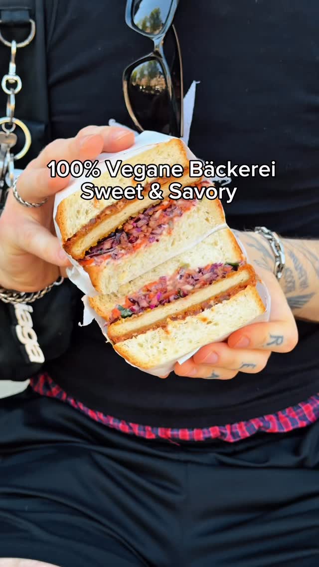 Die Saint Jean Bakery & Deli habt ihr mir sooo oft empfohlen und ich bin wirklich hin und weg! Die herzhaften und auch die süßen Sachen sind alle so unfassbar lecker!!! #vegan #bakery #deli #saintjean #amsterdam by @fabiwndrlnd