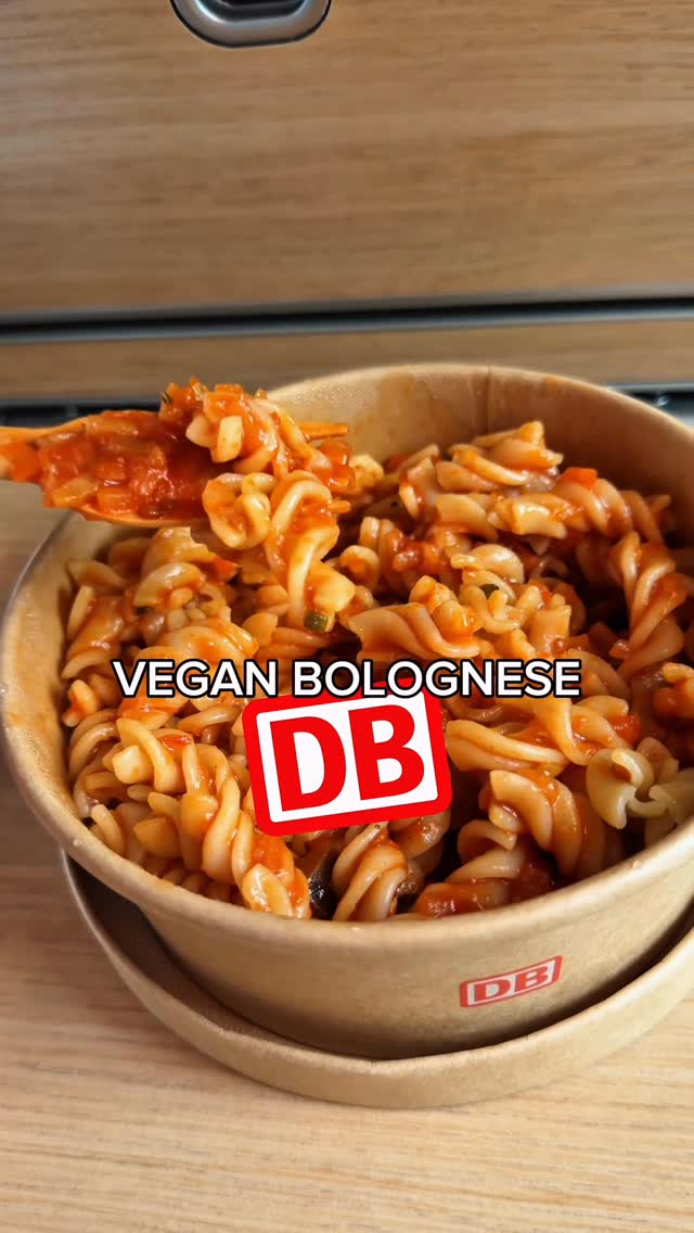 ich wollte auch mal die vegane Bolognese im Bord Bistro der DB ausprobieren 🍝 Ich hab schon so viele Leute positiv darüber reden hören! Wie findet ihr das Wort Bord Bistro? Ich muss sagen, auch wenn man sich gerade mal andere Zug Gesellschaften anschaut, haben die so eine große Auswahl. 😌❤️ by @fabiwndrlnd