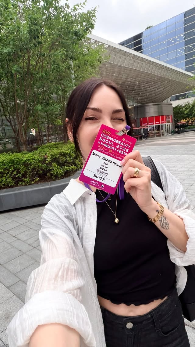 sono volata a Seoul per il Cosmobeauty 2026 una delle più importanti fiere di innovazione formulativa e tecnologica dell’Asia, ma la cosa ancora più assurda è che l’ho fatto per il mio brand 🥹🩷@hey__cutie___ #smallbusiness #smallbusinesswomen #heycutie #seoul #cosmobeauty by @misstrawberryfields