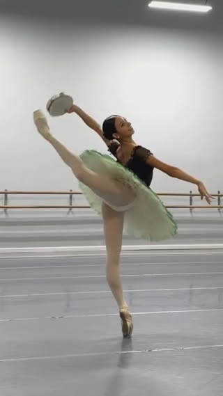 13 yrs 😱 @victoriaonpointe_ ♡ @masterballetacademy 🎥 by @victoriaonpointe_