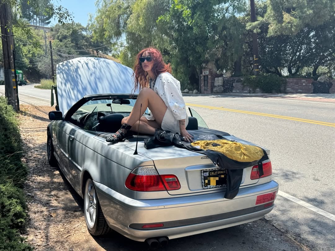 I ride things until the wheels come off — in every sense of the saying. Had a full photo shoot moments before my favorite set of wheels gave out on me on Mulholland Highway. Smoke billowing from her hood, getting more Lynchian now and always. Not a bad place to have a breakdown 🌀🦢🎥🌴 by @lilmami_lani