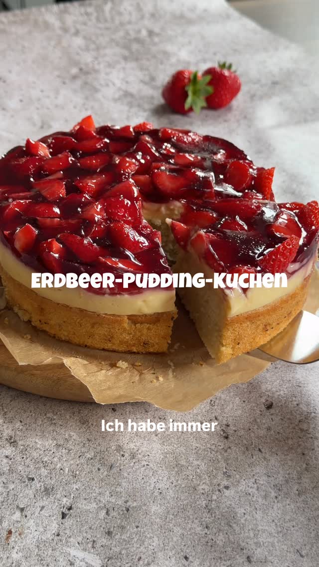 Erdbeer-Pudding-Kuchen 🍓🍰 Ich habe einen meiner Lieblingskuchen von früher ganz einfach vegan nach gebacken ☝🏼 und er schmeckt genauso lecker wie früher. Da roter Tortenguss in der Regel echtes Karmin enthält und damit nicht vegan ist, habe ich einfach klaren Tortenguss (vegan) und Kirschsaft verwendet 🍒Probiert das auf jeden Fall mal aus. Wenn ihr für Freunde und Familie backt, verratet ihnen erst beim zweiten Stück, dass der Kuchen eigentlich vegan ist 😉Ich habe den Kuchen schon in unterschiedlichen Backformen gebacken, zum Beispiel als Blechkuchen oder mit einem Tarteboden. Klappt alles :) In meinen Highlights habe ich euch auch meinen kostenlosen Backformenumrechner verlinkt, den ihr gern nutzen könnt. Für eine 24 cm Springform:250 g Mehl170 g Zucker10 g Backpulver1 Pck. Vanillezucker1/4 TL Salz75 ml Rapsöl300 ml Sprudelwasser1 Pck. Vanillepudding Pulver400 ml Soja/ Hafermilch40 g ZuckerFrische Erdbeeren1 Pck. Klarer Tortenguss250 ml Kirschsaft1-2 EL Zucker1. Mehl, Zucker, Backpulver, Vanillezucker, Salz, Öl und Wasser nur kurz zu einem Teig verrühren. In eine leicht eingefettete Form verteilen.2. Im vorgeheizten Ofen bei 180°C etwa 25 Minuten backen (Backzeit kann sich je nach Ofen verschieben, also besser im Auge behalten). Anschließend aus dem Ofen nehmen, aus der Form stürzen und abkühlen lassen.3. Währenddessen Vanillepudding Pulver nach Packungsanweisung mit Sojamilch und Zucker zubereiten. Abkühlen lassen.4. Erdbeeren schneiden.5. Tortenboden mit Pudding und Erdbeeren belegen. 6. Tortenguss nach Packungsweisung mit Kirschsaft (oder Wasser) und Zucker zubereiten. 7. Erdbeeren mit Tortenguss einstreichen.#erdbeeren #erdbeerkuchen #erdbeertorte #veganekuchen #veganbacken by @byanjushka