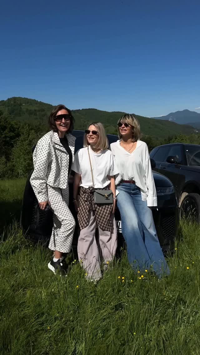 Am avut bucuria de a fi invitată la evenimentul „Dincolo de drumuri. Dincolo de așteptări” care s-a petrecut sub semnătura Range Rover la Matca Hotel Transilvania.Am avut șansa să conduc un Range Rover SV Black, o mașină care impresionează din toate punctele de vedere. De la rafinamentul design-ului la luxul confortului resimțit chiar și în off-road. Așa cum i-am mărturisit și ieri trainer-ului meu, “o mașină mai deșteaptă decât mine.”O plăcere să fiu înconjurată de o echipă fantastică, un moment care ma încărcat și o escapadă de care nici nu știam că aveam atât de mare nevoie. Mulțumesc!#RangeRoverExperience @rangerover @matcahotel by @gabriela.atanasov