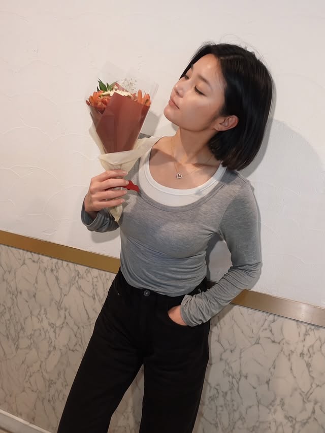 凛ちゃんと久々にお酒が飲めたのも美味しいものを好きなだけ食べたのも酔っ払ってお花もらって涙目になったのも楽しかったなぁ☺️笑次会う時はジムですね、よろしくお願いします‼️@rintakahashi0809@rinrin_diaryn by @ai.tsubakihara