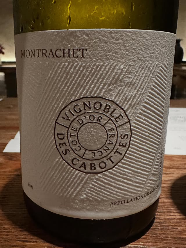 Afternoon @berrybrosrudd retasting the 2023s from Vignoble des Cabottes, which was briefly Domaine des Cabottes and before that, Domaine Bouchard Père & Fils. Got it? Good. I like the labels, each unique and depicting the rows that comprise the parcel of vine. Kind of minimalist with useful details on the back label. Great to see winemaker Frédéric Weber. #burgundy #wine #montrachet #vignobledescabottes #finewine by @vinousmedia