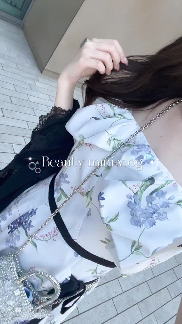 .𝓑𝓮𝓪𝓾𝓽𝔂 𝓶𝓲𝓷𝓲 𝓿𝓵𝓸𝓰 🐰✨先日は昔から愛用してるルクセアからでた話題の世界初の鼻美顔器、ルクセア フォーネス AURAを体験してきました🤍🪄︎︎◝✩「鼻」で顔の印象ってかなり変わるの知ってた…？🪞✧˖°これはフォーネスシリーズ最新モデル＆最高峰ハイスペックモデルで小鼻ケアだけじゃなく、新機能の光美容まで搭載されていて使ってる時間がとにかく気持ちいい😮‍💨♡実際に装着してみたらじんわり温感×EMS感覚がクセになる感じで、ケア後のむくみが改善された小鼻のスッキリ感にびっくり🫶テレビ放送や著名人使用でも話題になって、一時は売り切れ＆3か月待ちだったみたい！しかもこのクオリティで¥9,980（税込）なの🥹！イベントではビフォーアフター撮影もできたので、ぜひ最後まで動画見てみてね🤍@luxcear#luxcear #鼻専用美顔器 #小鼻のフォーネス #フォーネスAURA by @kadowakireina