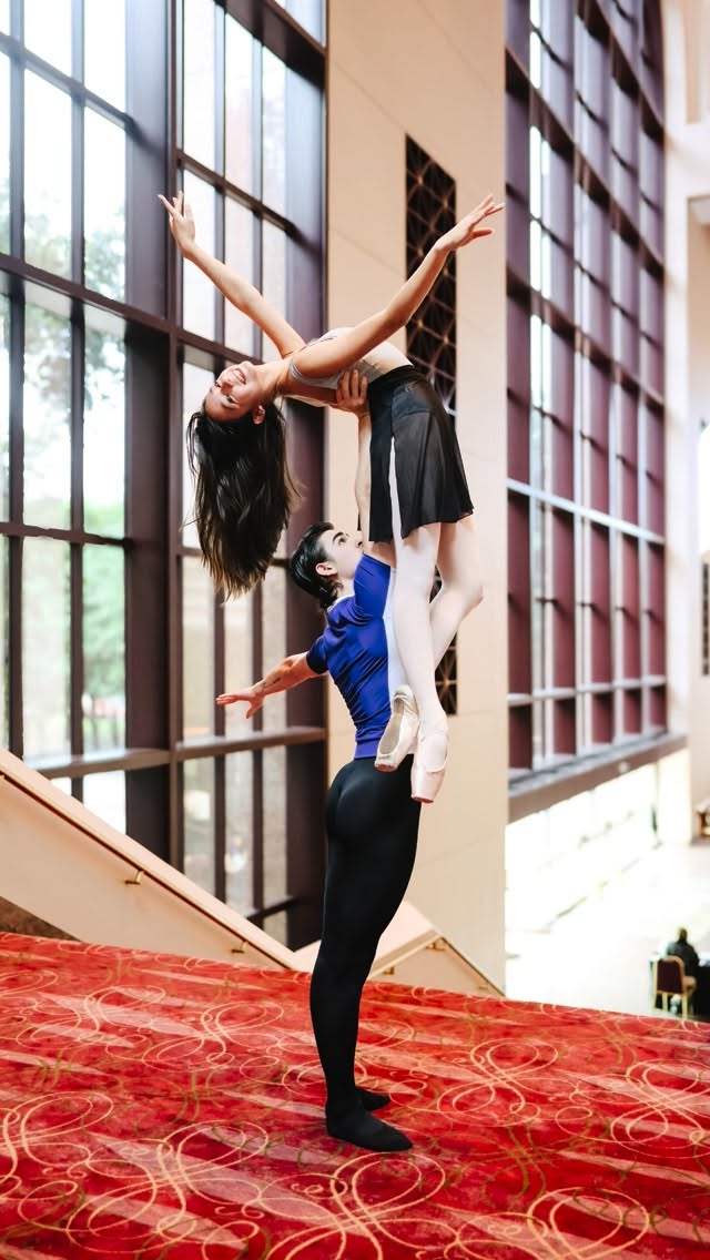 One of those “wow” moments you can actually feel. ✨Parker lifting Victoria into the most breathtaking pose… the photographer speechless, the young dancers clapping from the sidelines… The magic behind the still photo will always get us. 🥹🤩#akdancewear #dancersevent #yagp #balletphotography by @victoriaonpointe_