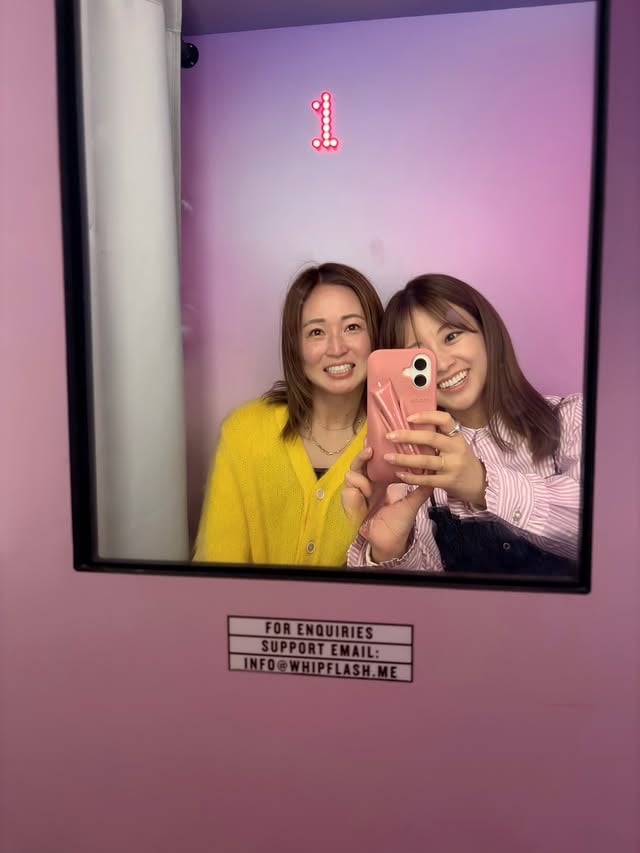 🇬🇧インタビュー場所にPhotoboothがあったので待ち時間に✌︎楽しすぎて2回も😂✌︎✌︎海外で撮れて嬉しい〜密着の中にも一瞬登場します！梨紗ちゃん、改めてありがとう♡明日のスポタイもぜひ⚽️再投稿してます🥹🙏 by @emiri_nakagawa