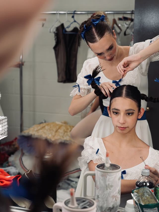 @victoriaonpointe_ Preparándose para el Spring Show de @masterballetacademy @phoenixballet (se necesitaron alicates , alambre y diez mil bobby pins) #ballet #ballerina #photography #photos #moments by @victoriaonpointe_