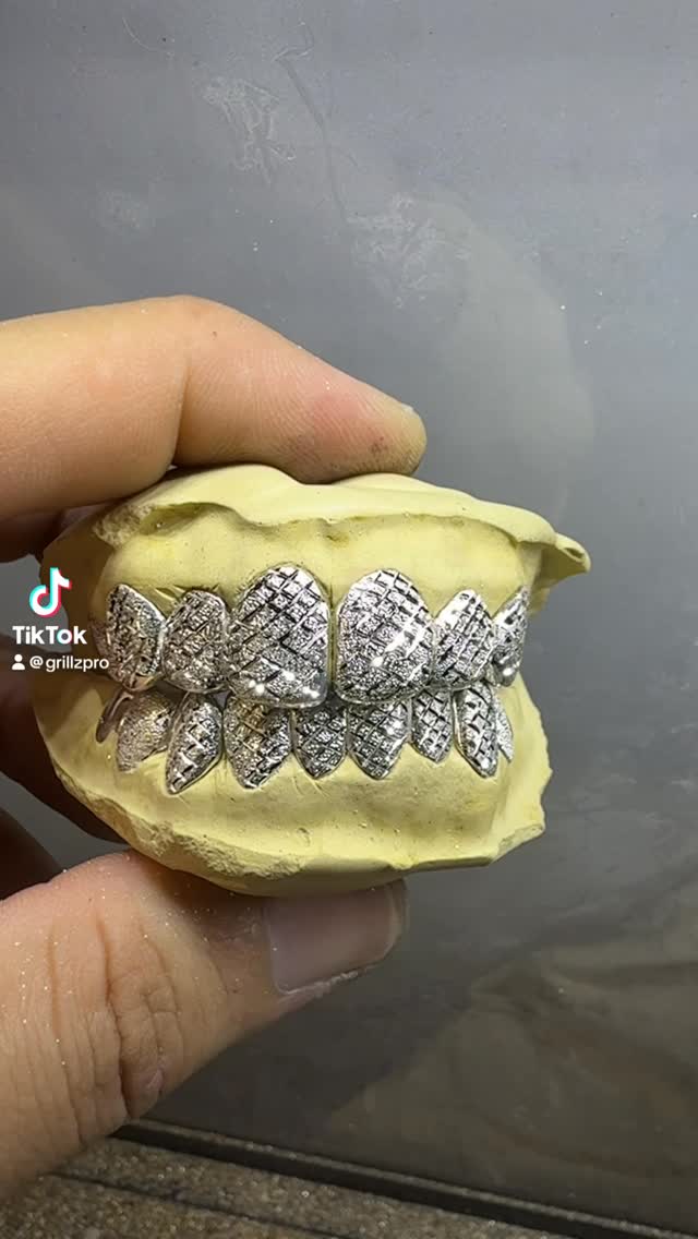 Singnature Deepcut Grillz20 Wall Silver 🔥🔥 With Diamondcuts & DiamonddustOrders your BEST DEEPCUTS/PERMCUTS GRILLZ todayCall text 813-525-5539 Or DMOrder online www.grillzpro.comWalk-in are welcome At4912 Southfork dr lakeland 863-606-2212 #grillzpro #silvergrillz #goldteeth #blingbling by @grillzpro