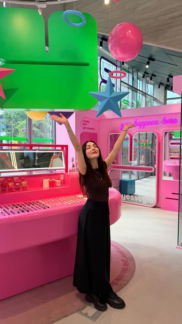 AD | mi sono infiltrata nel quartier generale di @yesstyle a Seoul 💞il mio codice 👉🏼 YESLOLLA per il 12% di sconto su un ordine minimo di 59€, valido per tutto l’anno 🫶🏻#yesstyle #seoul #skincare #skincaretips #skincareroutine by @misstrawberryfields