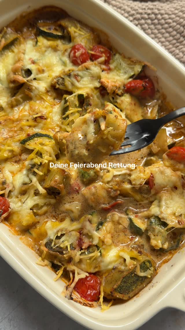 Maultaschen Gemüse Auflauf als Feierabendrettung 😍🙏🏼 Einfach alles in eine Auflaufform geben, Sauce dazugeben und mit Käse toppen - das war’s auch schon. Schmeckt total lecker und ist super anpassbar, je nachdem was euer Kühlschrank oder Vorratsschrank am Abend noch hergibt 😉REZEPT1 Packung vegane Maultaschen1/2 Zucchini1 kleine Zwiebel150 g Cherry Tomaten1 KnoblauchzeheGewürze: Salz, Pfeffer, italienische Kräuter, Paprikapulver, Rosmarin - alles was ihr mögt :)2-3 EL ÖlVeganer Streukäseeinige Butterflöckchen (optional)Für die Sauce:200 ml Soja Cuisine100 k Wasser1 EL rotes Pesto (alternativ geht auch Tomatenmark)Salz, Pfeffer, Paprikapulver1. Ofen auf 200 °C Ober- Unterhitze vorheizen. Maultaschen in Streifen schneiden. Gemüse klein schneiden. Knoblauch pressen.2. Maultaschen, Zucchini, Zwiebel, Tomaten, Knoblauch, Gewürze und Öl miteinander vermengen. In die Auflaufform verteilen.3. Alle Zutaten für die Sauce verrühren und in die Auflaufform gießen. 4. Käse darüber verteilen. Optional einige Butterflöckchen, so schmilzt der Käse noch besser.5. Im vorgeheizten Ofen etwa 30-40 Minuten backen. Anschließend herausholen und schmecken lassen. #maultaschen #maultaschenauflauf #feierabendrezepte #gemüseauflauf #auflauf by @byanjushka