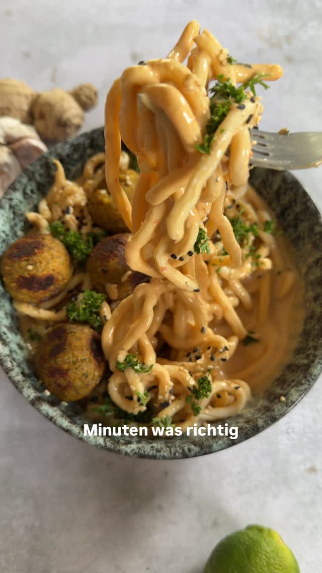 Tahini Udon Nudeln mit Falafel in nur 20 Minuten 😋 Die Tahini Sauce ist seit Jahren meine Rettung, wenn ich nichts eingekauft habe. Denn Sesammus (Tahini) habe ich immer im Vorratsschrank und mit wenigeren weiteren Zutaten lässt sich daraus eine richtig leckere Sauce zubereiten. Dieses Mal mit Udon Nudeln und Falafel. Natürlich passen auch andere Nudeln wie Reisnudeln, Mie-Nudeln oder ganz normale Spaghetti dazu. Die Tahini Sauce könnt ihr auch einfach vorbereiten. Sie hält sich ein paar Tage im Kühlschrank.REZEPT2-3 Portionen:120 g Sesammus 10 ml Sojasauce2 EL Sesamöl2 EL Agavendicksaft1 EL Sambal Oelek1 EL frisch gehackter Ingwer2 Knoblauchzehen1/2 Limette, ausgepresst ca. 100ml Wasser, ggf. etwas mehr1. Alle Zutaten für die Sauce pürieren. Je nach gewünschter Konsistenz etwas mehr Wasser zugeben.#tahini #tahinipasta #sesam #schnellerezepte #veganerezepte by @byanjushka