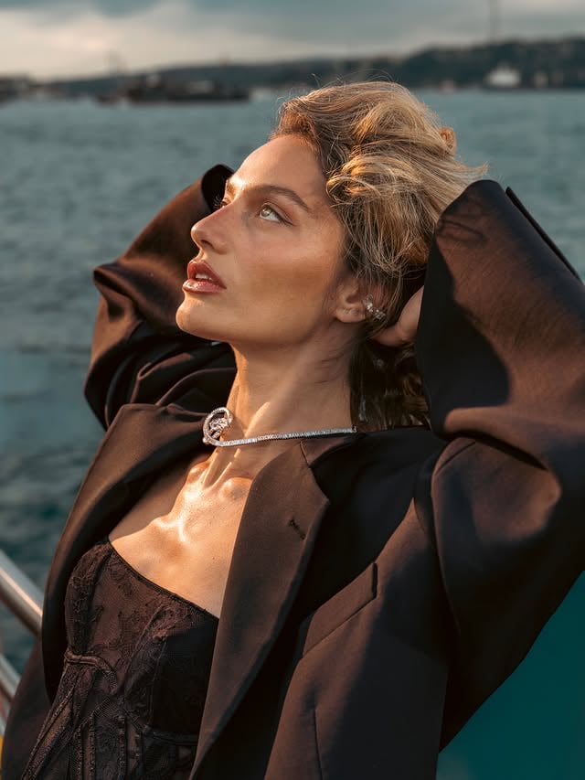 Detaylardaki o çabasız şıklık, her görünümde ikonik bir duruş... ✨ by @victoriassecretturkiye