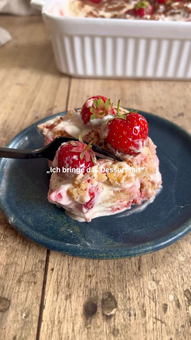 Unwiderstehlich leckeres Erdbeer-Tiramisu 😍 Genau das richtige für eine Grill- und Sommerparty oder wenn ihr das Beste aus der Erdbeer-Saison herausholen wollt 🍓🍫 🌱 Das Rezept findet ihr Step-by-Step auch auf meinem Blog. Schreibt „Tiramisu“ in die Kommentare und ich schicke es euch direkt zu.REZEPTBiskuitteig250 g Mehl170 g Zucker8 g Vanillezucker 8 g Backpulver ½ TL Orangenabrieb (optional)1/3 TL Salz75 ml Rapsöl300 ml SprudelwasserOrangensaft (zum Bestreichen)Cashew Mascarpone Creme200 g Cashewkerne125 ml Pflanzendrink100 ml Agavendicksaft30 g Kokosöl¼ TL Salz½ TL Vanille Extrakt2 EL Zitronensaft200 ml vegane Schlagcreme30 g Puderzucker8 g Sahnesteif Erdbeerpüree150 g Erdbeeren20 g Zucker2 EL ZitronensaftAußerdem350 g Erdbeeren (klein geschnitten)Kakaopulver zum BestäubenErdbeeren (zum Dekorieren)Weiter in den Kommentaren ⬇️#tiramisu #erdbeertiramisu #erdbeeren #nachtisch #veganerezepte by @byanjushka