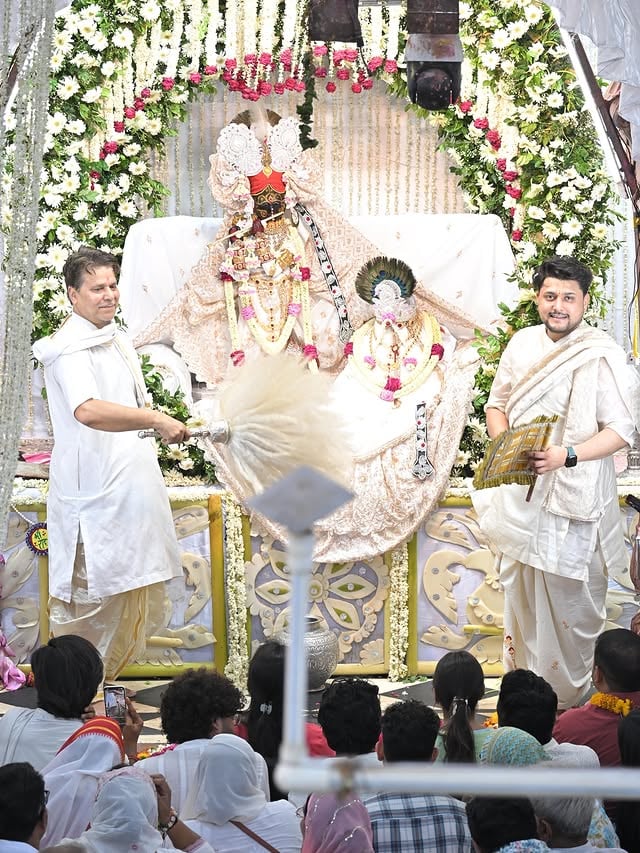 संध्या दर्शन - 02/06/26 🌼🌸🦚 ठाo श्रीहित राधावल्लभ लाल जू मंदिर वृन्दावन ।*श्री जी मंदिर से संबंधित जानकारी व सेवाओं को श्री जी के चरणों में निवेदन करने हेतु संपर्क करे* !!संपर्क सूत्र - 8168100515.गोस्वामी श्री हित निमिष जी महाराज (जय जय)श्री हित राधावल्लभ लाल मंदिर, वृंदावन .श्री राधावल्लभ लाल जी मंदिर से जुड़े !! @shrihitradhavallabhlalShri Radhavallabh Lal ji Vrindavan #vrindavan #shriharivansh #radheradhe #nimish_goswami #shrihitradhaballabhlal