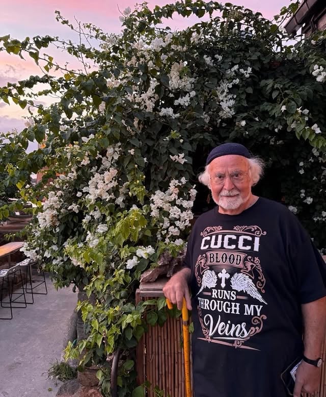 🥳 🥳 🥳 TANTI AUGURI ITALO CUCCI , AMICO MIO , MAESTRO DI VITA E MIA MUSA !!! Oggi festeggio una persona che per il giornalismo e per lo sport italiano è molto più di una firma: Italo Cucci.A 87 anni continua ad avere la curiosità, l’eleganza di chi ha attraversato decenni di storia raccontandoli con passione, cultura e uno stile inconfondibile. Direttore del Guerin Sportivo, del Corriere dello Sport-Stadio, del Quotidiano Nazionale, editorialista, scrittore, docente universitario e protagonista di alcune delle pagine più importanti del giornalismo sportivo italiano. Ha raccontato Mondiali, Olimpiadi, campioni e generazioni intere, ma soprattutto ha insegnato che il giornalismo non è soltanto cronaca: è sguardo, sensibilità, memoria e capacità di capire il tempo che si vive. Per me, però, Italo non è soltanto tutto questo. È un amico, un maestro, una presenza preziosa. Una di quelle persone rare che riescono a trasmettere esperienza senza mai perdere umanità, che insegnano senza far pesare ciò che sanno.Auguri Italo. Che la tua penna continui ancora a lungo a raccontare il mondo con la stessa intelligenza, ironia e passione che ti hanno reso unico.Buon compleanno a un grande uomo prima ancora che a un grande giornalista e amico pantesco ♥️♥️♥️ 🎂 Ps: la foto e’ iconica !!!!!!!! Viva Pantelleria e viva te !! ROBERTA #compleanno #italo#tvb by @itsfontanaroberta