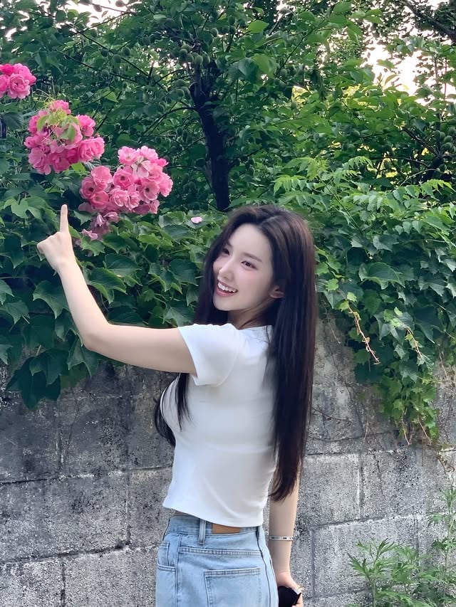 지나가다 꽃 보이면 쿡 찔러보기는 기본Top: @chaufem by @lub_yoons2
