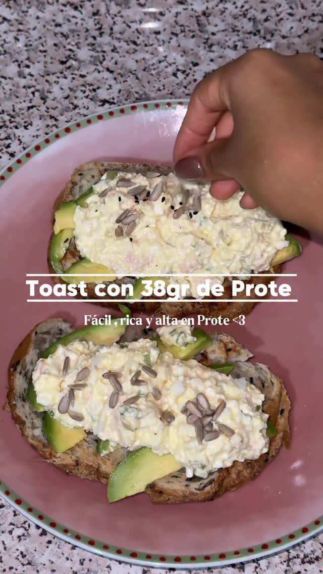 Planificar, preparar y elegir cuidarte incluso en los días más ocupados también cuenta 🫶Y no, no siempre tiene que ser avena o pancakes JAJAJALes dejo una opción salada que quedó 10/10, súper fácil de preparar, rica y de esas comidas que realmente te dejan satisfecha por horas !!!Porque alimentarte bien no se trata de comer perfecto, sino de encontrar opciones que disfrutes y que puedas mantener en tu día a día ✨#recetasaludables #avocadotoast by @abigailmartel_