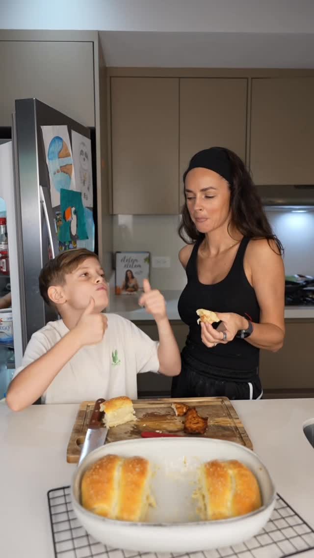 Oooo wooowww pihepuha, pofonegyszerű pékáru házilag, amit imádni fogtok! #rekIamMentsétek le, mert újra és újra meg fogjátok csinálni, ezt garantálom!🤩Az én új segítőm: a BOSCH Serie 8 konyhai robotgép, elképesztő erővel és kapacitással, azt sem tudom mit készítsek vele legközelebb...😅🥰🤍 Kiflikék hozzávalók:-> 400 gram liszt (nekem most +20 gramm kellett még, hogy ne legyen ragadós)-> 1 kiskanál kristalycukor-> 1 kis zacsi instant élesztő-> 180 ml LANGYOS tej-> 1 tojás-> 1 evőkanál himalája só-> 75 gram vaj olvasztvaA tetejére:-> 1 egész tojás-> szezámmag Husi:-> egy egész csirkemell-> 2 dl joghurt (vagy kefír)-> 50 ml savanyú uborka lé-> 1 evőkanál fokhagyma granulátum-> 1 teáskanál füstölt paprikapor-> 1 evőkanál himalája só-> 1 teáskanál borsMegforgatni:-> 1 csésze liszt + fél csésze keményítőKisütni:-> 1,5 dl avokádó olaj Szósz:-> ketchup, majonéz, fokhagymapor, só, bors, worchester szósz Extra: savanyú uborka Jöhetnek kommentben a kérdések, ha vannak! 😎🤚🏼 by @doboagi