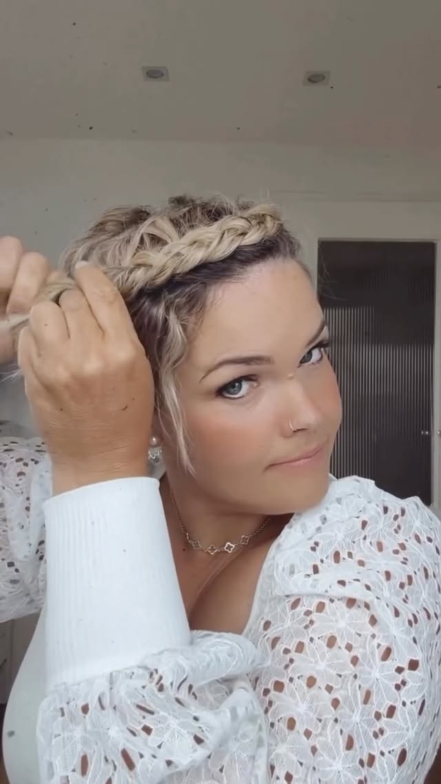 A sideways Dutch braid is one of my favorite styles for growing out short hair. It keeps shorter pieces in place while still looking soft and romantic — especially during the awkward grow-out phase.And yes, this style also works on short hair.#dutchbraid #pixiecut #growingoutpixie #shorthairstyles #fblifestyle by @salirasa