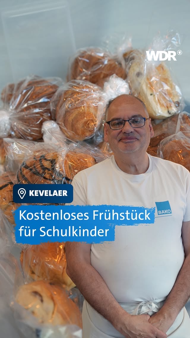 Die Bäckerei Janssen-Heursen in Kevelaer verschenkt Brötchen und Teilchen an Schulkinder, damit kein Kind hungrig in die Schule muss. Von Montag bis Freitag können sie sich einfach eine Tüte aus der Schülerbox nehmen, solange der Vorrat reicht. Die Ware ist übrigens vom Vortag und wird so gerettet. Wenn doch was übrigbleibt, geht der Rest an die Tafel. ❤️ Autor: Christian Richter #Baeckerei #Schuelerbox #Schulkinder #ARD #WDR by @wdr