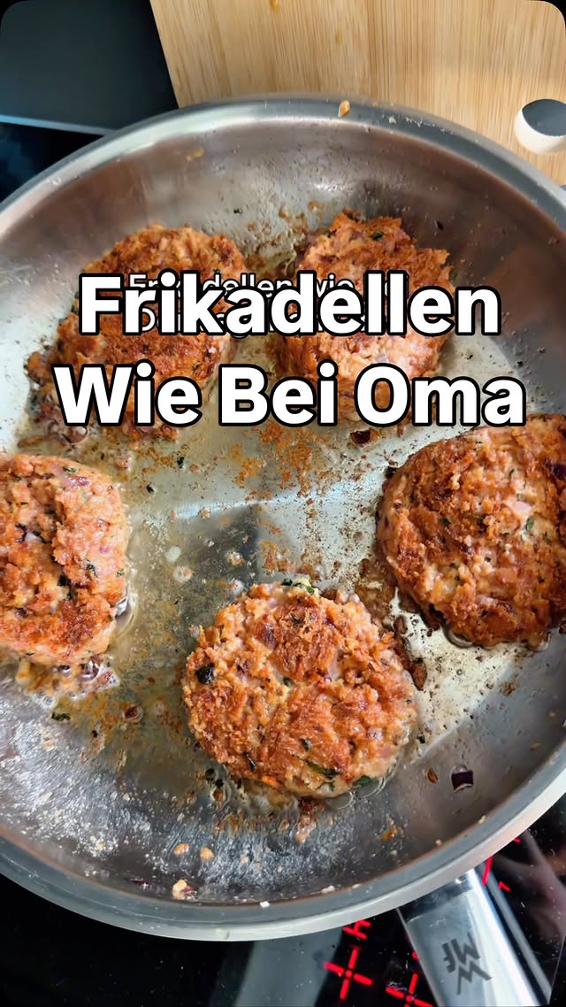 Frikadellen wie bei Oma 💕🥘👨🏼‍🍳- 1 Packung veganes Hack- 1 Zwiebel- frische Petersilie- Brötchen- Guten EL Senf- Geräuchertes Paprikapulver- Speisestärke- Salz und Pfeffer- Öl zum anbraten- Hefeflocken oder Semmelbrösel dann müsst ihr einfach schauen, wie viel ihr braucht, damit die Masse nicht mehr so nass ist und zum panieren auch noch mal benutzenHabe mich am Rezept von diesem Blog orientiert: byanjushka . com allerdings ist das Rezept iwie grad offline by @fabiwndrlnd