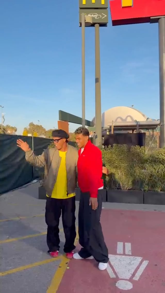 21 years after becoming the first person to hit 1 million views on social media with his iconic crossbar challenge, Ronaldinho still steals the show 🤙

𝑪𝒍𝒂𝒔𝒔 𝒊𝒔 𝒑𝒆𝒓𝒎𝒂𝒏𝒆𝒏𝒕. 🎩✨