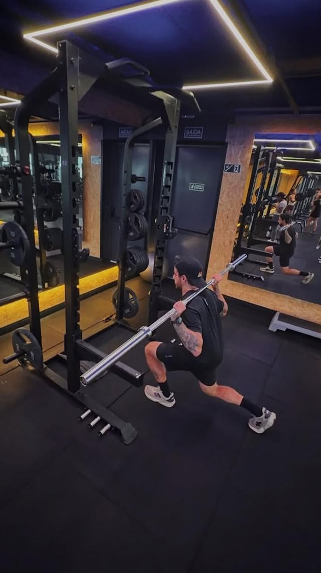 O manual que ninguém te entrega antes de você amarrar o tênis e ir para o asfalto. 🫵🏃‍♀️O @‌mateuscesp preparou pra gente um guia não óbvio com 5 passos fundamentais para você não passar perrengue na sua primeira linha de chegada.E por falar em linha de chegada... você já tem data pra colocar o manual em prática!A Smart Fit Run está chegando para dominar as ruas do Rio de Janeiro, Salvador e São Paulo. Garanta a sua vaga e bora correr juntos! 🎟️ Link na bio.#SmartFit #SmartFitRun by @smartfit