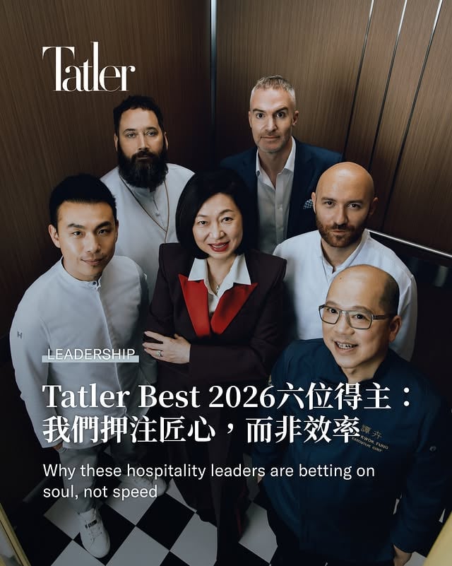 在這個以急速節奏著稱的地方，Tatler Best 香港及澳門2026六位年度大獎得主，正在修煉一種遠為罕見的境界：沉靜。跨越酒店、餐廳與酒吧的界限，陳志玲、Lorenzo Antinori、Mark Lloyd、Simon McHendry、譚國鋒與鄭永麒，各自守護著款客之道中那份無形的編排藝術——細膩入微，是任何演算法都無從複製的人情溫度。In a region famous for its breakneck pace, the six Best of the Year honourees at Tatler Best Hong Kong and Macau 2026 are mastering something far rarer: stillness.Across hotels, restaurants and bars—Linda Chen, Lorenzo Antinori, Mark Lloyd, Simon McHendry, Tam Kwok-fung and Vicky Cheng—each champion the invisible choreography of service that no algorithm can replicate.Editor: Fontaine Cheng, Coco MarettCreative Direction: Zoe YauPhotography: Alexander YeungStyling: Anthony TongSet Design: Athena LeungGrooming: Yucca YuHair: Kit LiMake-up: Jovy ChaiProduction: Carlos HuiVideography: Donald Fong, Chan Kin KwanPhoto Assistants: Victor Tang, Ernest ChengStyling Assistants: Joey Wong, Samantha LaiSet Design Assistants: Caster So, Heidi Ng, Yilee ChowProduction Assistant: Jove Tsin Li#TatlerCover #Tatlerbesthongkong #Tatlerbestmacau@chefvickycheng @cheftamkwokfung @lorenzoantinori_ @mark_macau @upperhouse_hkg @wynn.palace by @tatlerhongkong
