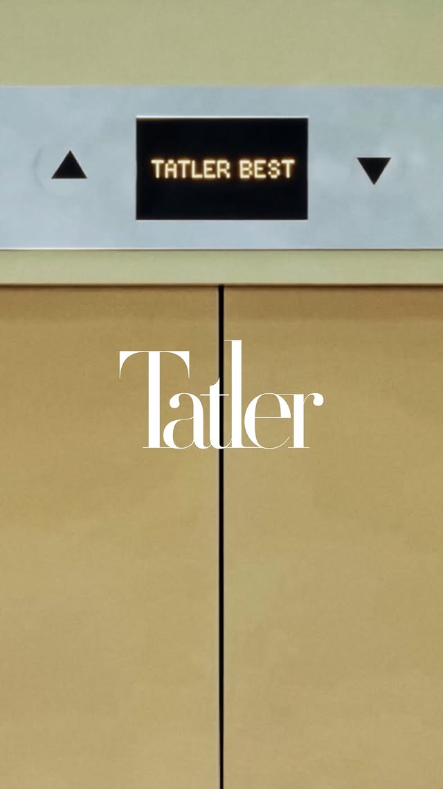 Tatler Best 香港及澳門2026 表彰本地區酒店及餐飲業的卓越成就，而當中六大年度大獎的得主，更是今年最矚目的焦點。香港方面，年度最佳酒店由總經理 Simon McHendry 帶領的居舍摘下桂冠；年度最佳餐廳則由主廚兼東主鄭永麒創立的Wing 奪得；年度最佳酒吧一獎，由聯合創辦人 Lorenzo Antinori 的 Bar Leone 實至名歸。澳門方面，永利皇宮榮膺年度最佳酒店，背後是永利澳門有限公司總裁、副董事會主席兼執行董事陳志玲的掌舵領航；年度最佳餐廳由行政總廚譚國鋒主理的譚卉奪得；年度最佳酒吧則由酒吧總監Mark Lloyd 打造的永利吧勝出。六間場所，六位先驅，同以一個信念印證何謂真正的奢華——不在於速度與效率，而在於人與人之間真誠而溫暖的連結。Tatler Best Hong Kong and Macau 2026 celebrates excellence across the region’s hospitality industry, and among its many honourees are six Best of the Year awards.This year’s recipients in Hong Kong are Upper House Hong Kong (Hotel of the Year) led by general manager Simon McHendry; Wing (Restaurant of the Year), by chef-owner Vicky Cheng; and Bar Leone (Bar of the Year), by co-founder Lorenzo Antinori. In Macau, Wynn Palace (Hotel of the Year) is led by president, vice chairman, and executive director of Wynn Macau Limited, Linda Chen; Chef Tam’s Seasons (Restaurant of the Year) by executive chef Tam Kwok-fung; and Wing Lei Bar (Bar of the Year) by director of bars Mark Lloyd. These are the six venues and their visionaries proving that genuine human connection, not speed, defines true luxury.Editor: Fontaine Cheng, Coco MarettCreative Direction: Zoe YauPhotography: Alexander YeungStyling: Anthony TongSet Design: Athena LeungGrooming: Yucca YuHair: Kit LiMake-up: Jovy ChaiProduction: Carlos HuiVideography: Donald Fong, Chan Kin KwanPhoto Assistants: Victor Tang, Ernest ChengStyling Assistants: Joey Wong, Samantha LaiSet Design Assistants: Caster So, Heidi Ng, Yilee ChowProduction Assistant: Jove Tsin Li#TatlerCover#Tatlerbesthongkong#Tatlerbestmacau@chefvickycheng @cheftamkwokfung @lorenzoantinori_ @mark_macau @upperhouse_hkg @wynn.palace by @tatlerhongkong