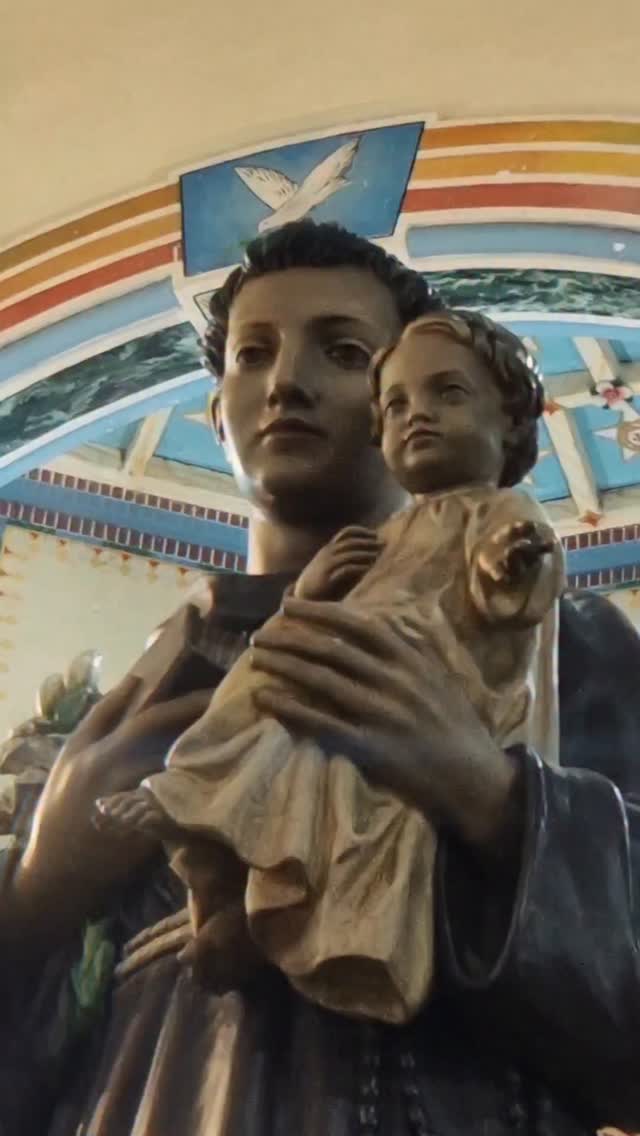 A bandeira se ergue e anuncia. É tempo de celebrar Santo Antônio!No primeiro dia do mês de junho, iniciamos a Trezena dedicada ao co-padroeiro da Paróquia São Francisco das Chagas com o hasteamento da bandeira.Vivenciaremos a partir deste marco, dias dedicados a vida deste santo que foi e é testemunho de fé, humildade e fidelidade à vontade de Deus, tornando-se um dos santos mais amados e venerados da Igreja.Santo Antônio, rogai por nós! by @santuariofranciscanosjn