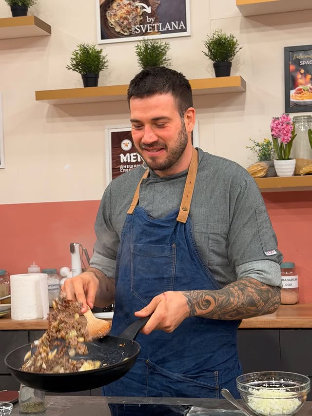 Днешното меню в кухнята на шеф Никола беше истинско удоволствие! 👨‍🍳🥧 Приготвихме апетитен австралийски пай и ароматен кекс с лимонада. Рецепти, които доказват, че вкусната храна може да бъде лесна, бърза и достъпна за всеки. 😋✨...#nakafe #novatv #cooking