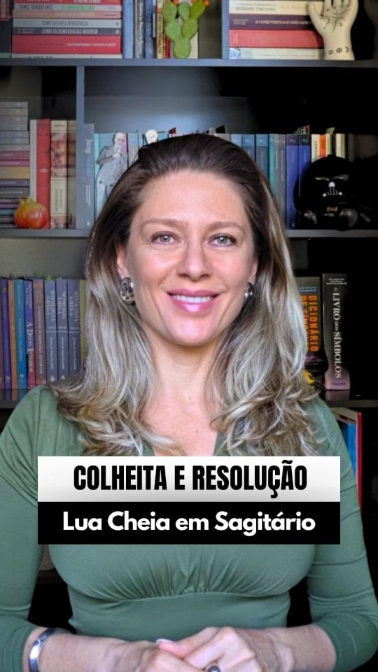 LUA CHEIA EM SAGITÁRIO: COLHEITA E RESOLUÇÃO 🌕♐✨No domingo 31/Mai, a Lua Cheia acontece a 9º de Sagitário, com apogeu às 5h45 da manhã (horário de Brasília). Essa lunação marca o ponto de colheita do que foi iniciado na Lua Nova em Touro e traz resolução de temas importantes.Os mais afetados serão aqueles com Sol, Lua ou Ascendente em Sagitário, além da casa astrológica onde temos Sagitário. A constelação já se faz sentir alguns dias antes e seus efeitos seguem até 07/Jun.Chegamos ao momento de resultados relacionados a estudos, viagens, justiça, ética, religião e crescimento pessoal. Também podem surgir reflexões sobre carências afetivas, especialmente com Júpiter em Câncer.Este corte foi retirado do vídeo completo de LUA CHEIA EM SAGITÁRIO (publicado em 27/Mai), disponível no canal da @aastrologa no YouTube. Link na bio ⬆️#astrologia #luacheia #sagitario #justica #viagem by @aastrologa