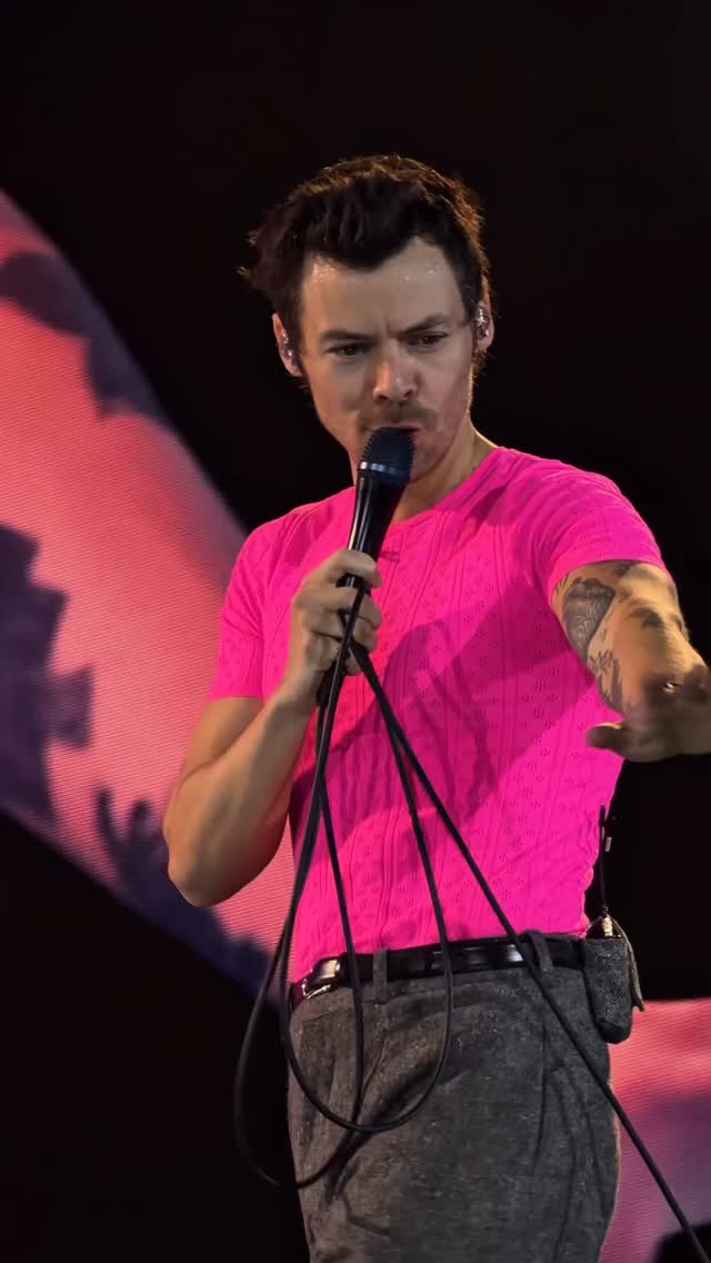Harry Night 8 Amsterdam #carlassong #harrystyles by @fabiwndrlnd