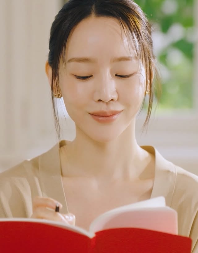 #광고 신혜선의 여름 일기에는 어떤 내용이 적혀 있을까요? 📒☀️이탈리아 럭셔리 하우스 페라가모가 배우 신혜선과 함께한 ‘Summer Travel Diaries’ 영상을 공개했습니다. 영상 속 그녀의 노트에서는 세 가지 여름 계획을 확인할 수 있는데요. 소소하지만 상상하기만 해도 기분 좋아지는 작은 바람은 교환일기처럼 누군가에게 계속 전해지며 여름의 추억을 함께 만들어 갑니다.영상 곳곳에는 지중해의 햇살을 닮은 라피아 효과 허그 백과 토트백부터 상징적인 바라 보우 디테일의 젤리 발레 플랫과 샌들까지, 페라가모의 아이코닉한 아이템이 자연스럽게 녹아듭니다. 라피아와 레더가 만들어내는 감각적인 질감의 대비, 그리고 다양한 스타일에 자연스럽게 어우러지는 어스 톤 컬러 팔레트 역시 눈길을 끄네요. 슬라이드를 넘겨 신혜선의 여름 일기 속 첫 페이지를 확인해 보세요!페라가모 뉴 액세서리 컬렉션은 전국 페라가모 공식 스토어 및 공식 온라인 스토어에서 만나볼 수 있습니다.👜 페라가모• 창립: 1927년, 이탈리아 피렌체• 창립자: 살바토레 페라가모• 크리에이티브 디렉터: 맥시밀리언 데이비스• 시그너처 아이템: 허그 백, 바라 보우 슈즈, 간치니 모티프Editor Park So YeonVideogrphy courtesy of Ferragamo#Ferragamo #페라가모 by @lofficielhommes_kr